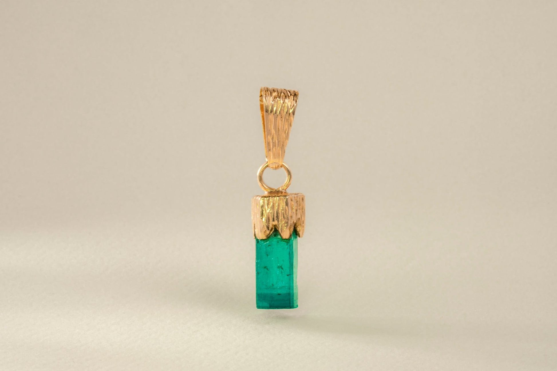 Dije oro amarillo con canutillo de esmeralda natural - Etherna