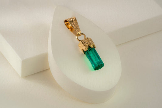 Dije oro amarillo con canutillo de esmeralda natural - Etherna