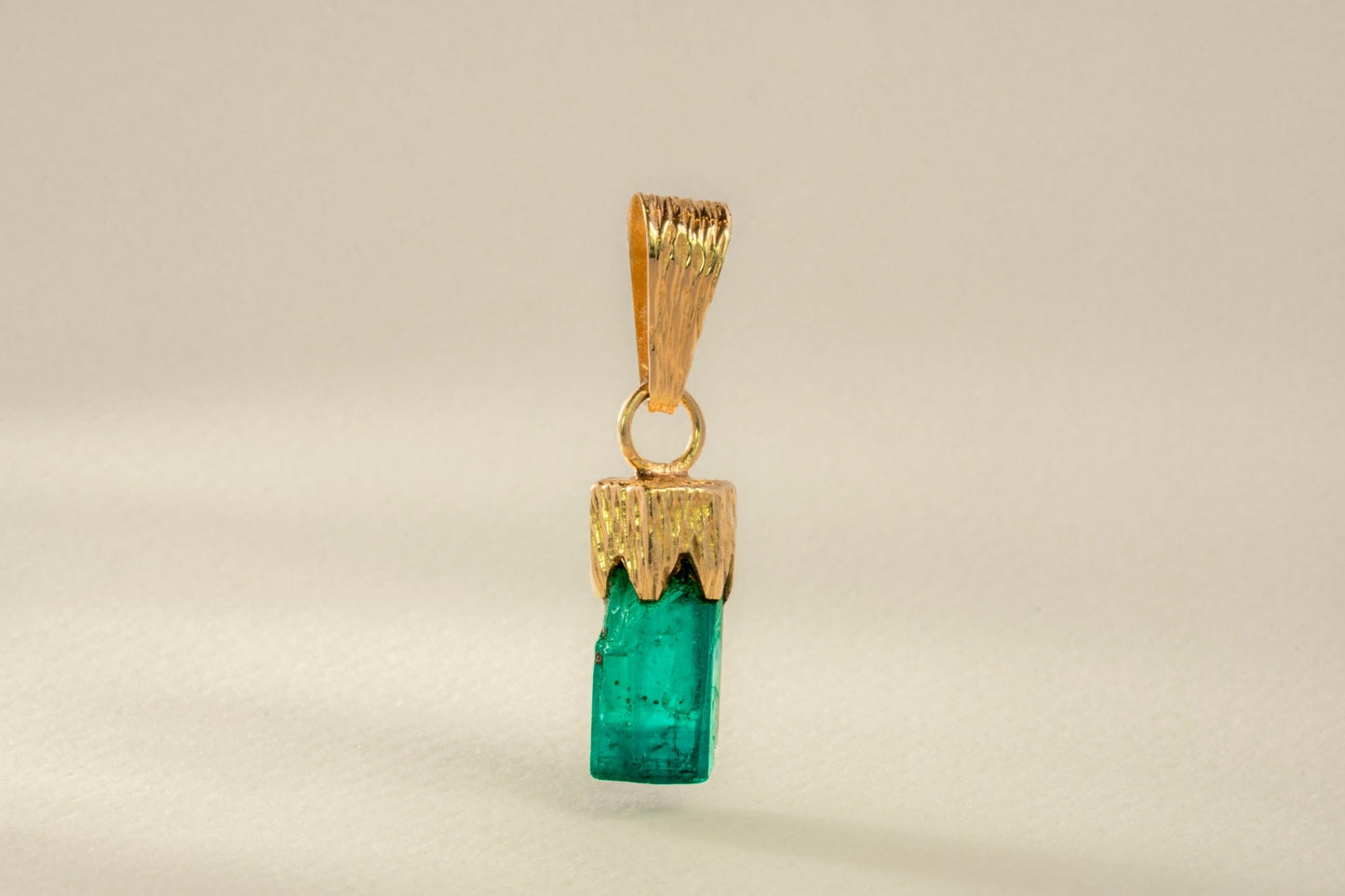 Dije oro amarillo con canutillo de esmeralda natural - DOA109 - Etherna