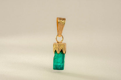 Dije oro amarillo con canutillo de esmeralda natural - DOA109 - Etherna