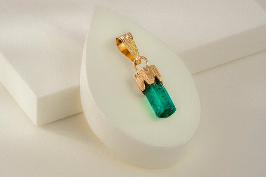 Dije oro amarillo con canutillo de esmeralda natural - DOA109 - Etherna