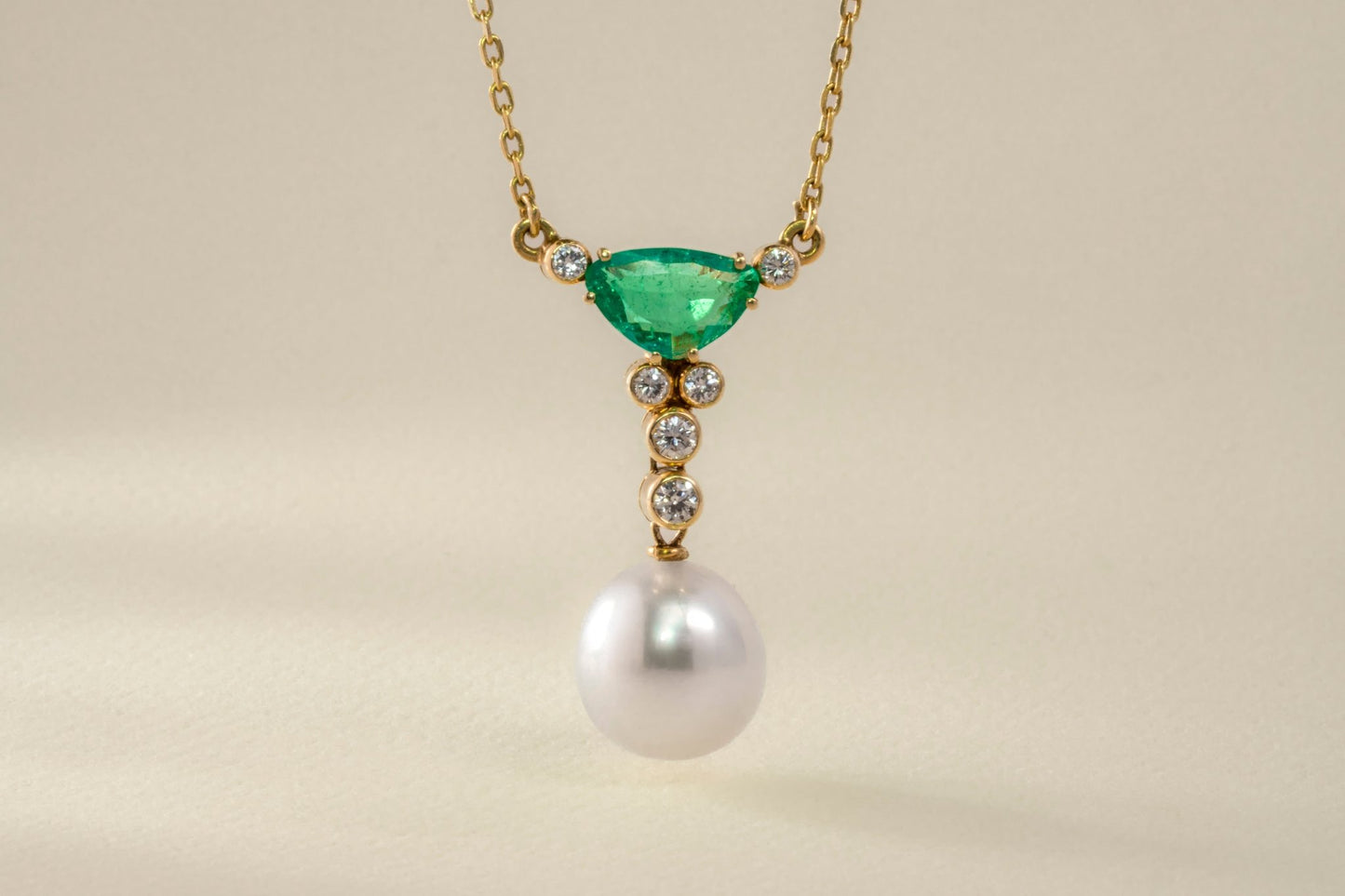 Dije oro amarillo con esmeralda, diamantes y perla natural - DOA070 - Etherna