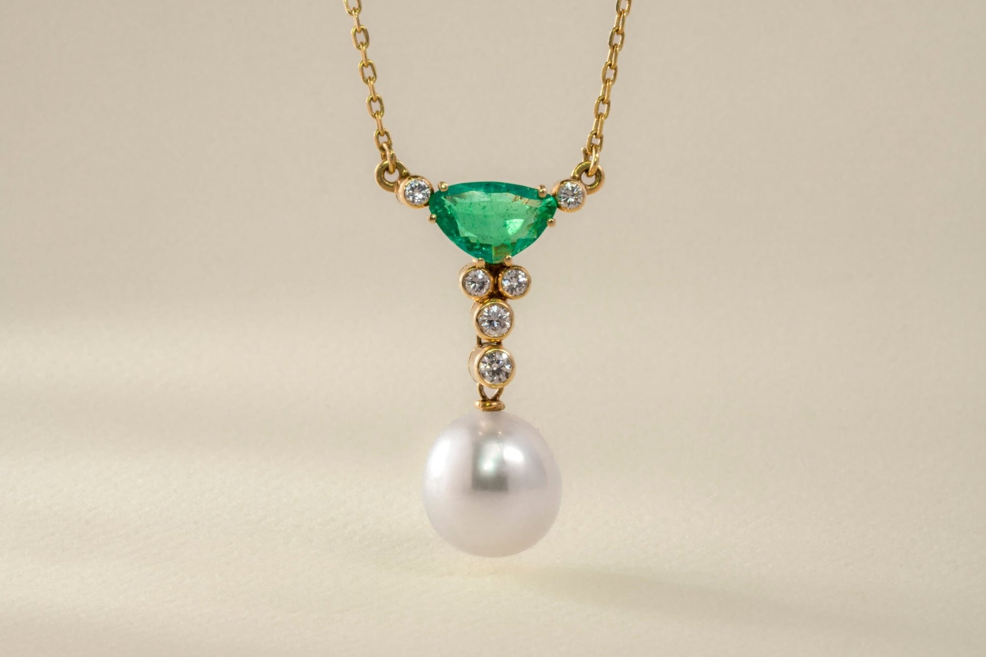 Dije oro amarillo con esmeralda, diamantes y perla natural - DOA070 - Etherna