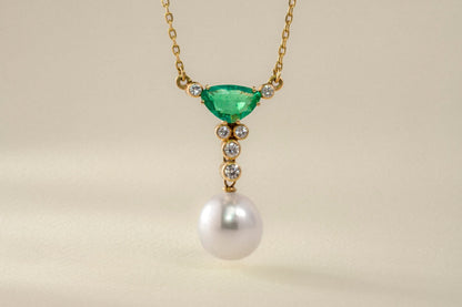 Dije oro amarillo con esmeralda, diamantes y perla natural - DOA070 - Etherna