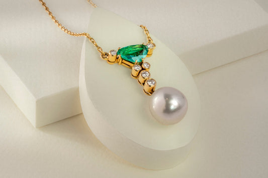 Dije oro amarillo con esmeralda, diamantes y perla natural - DOA070 - Etherna