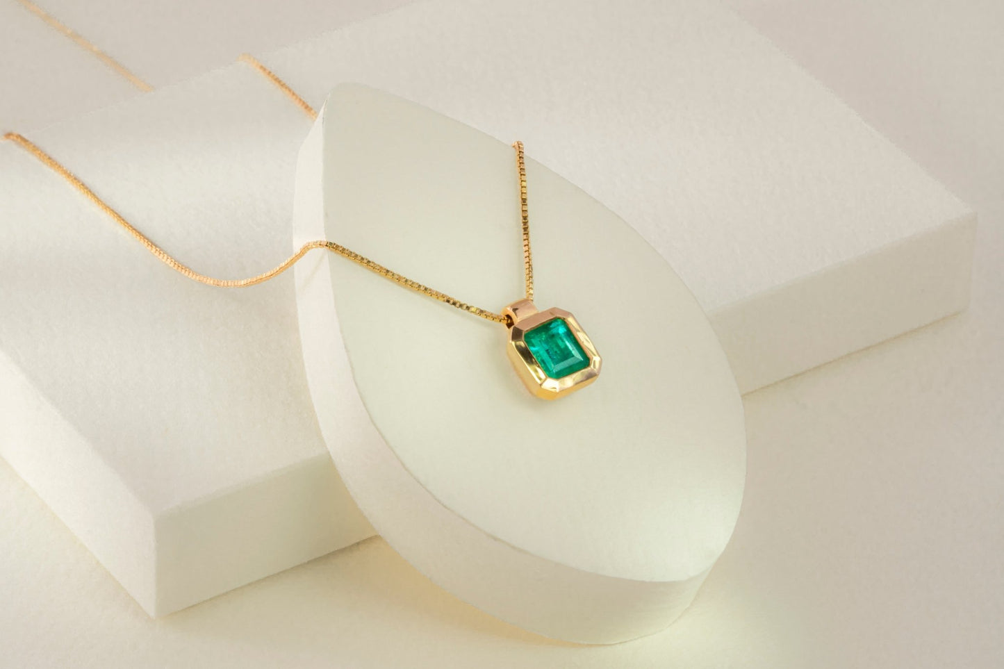 Dije oro amarillo con esmeralda natural - DOA007 - Etherna