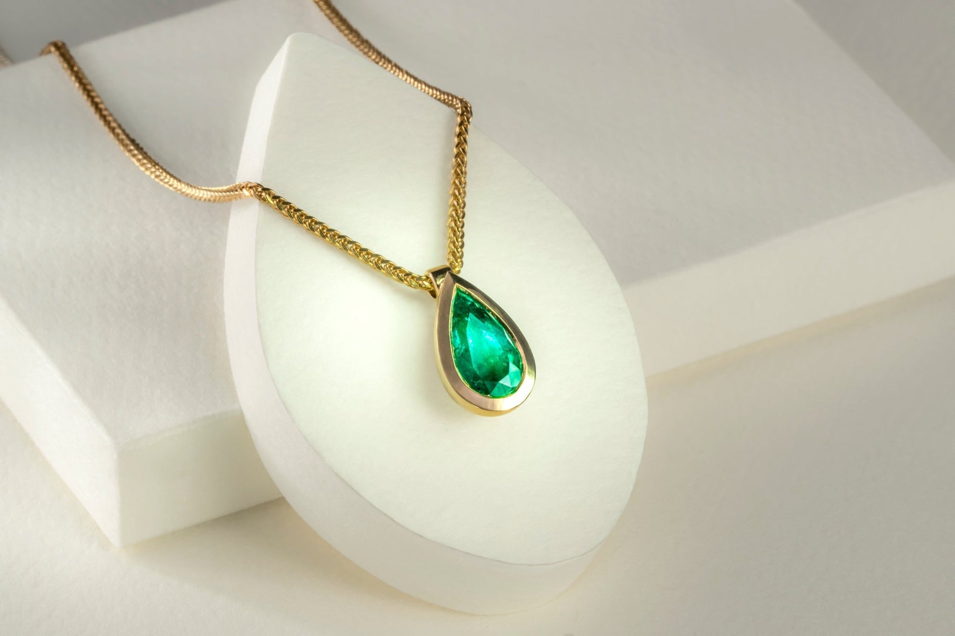 Dije oro amarillo con esmeralda natural - DOA041 - Etherna