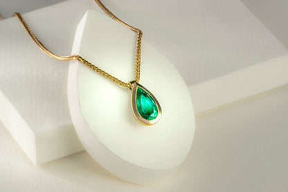 Dije oro amarillo con esmeralda natural - DOA041 - Etherna