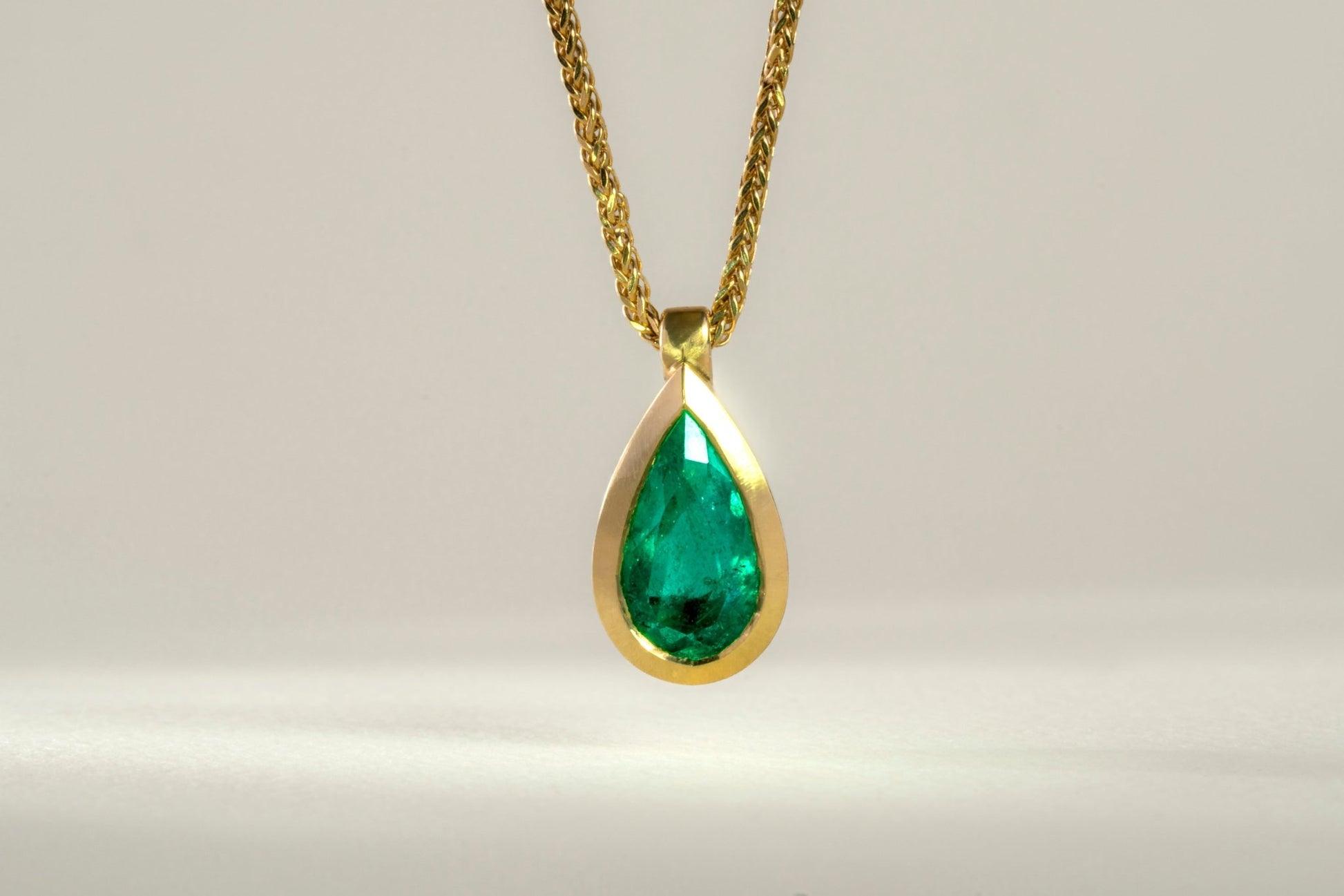 Dije oro amarillo con esmeralda natural - DOA041 - Etherna