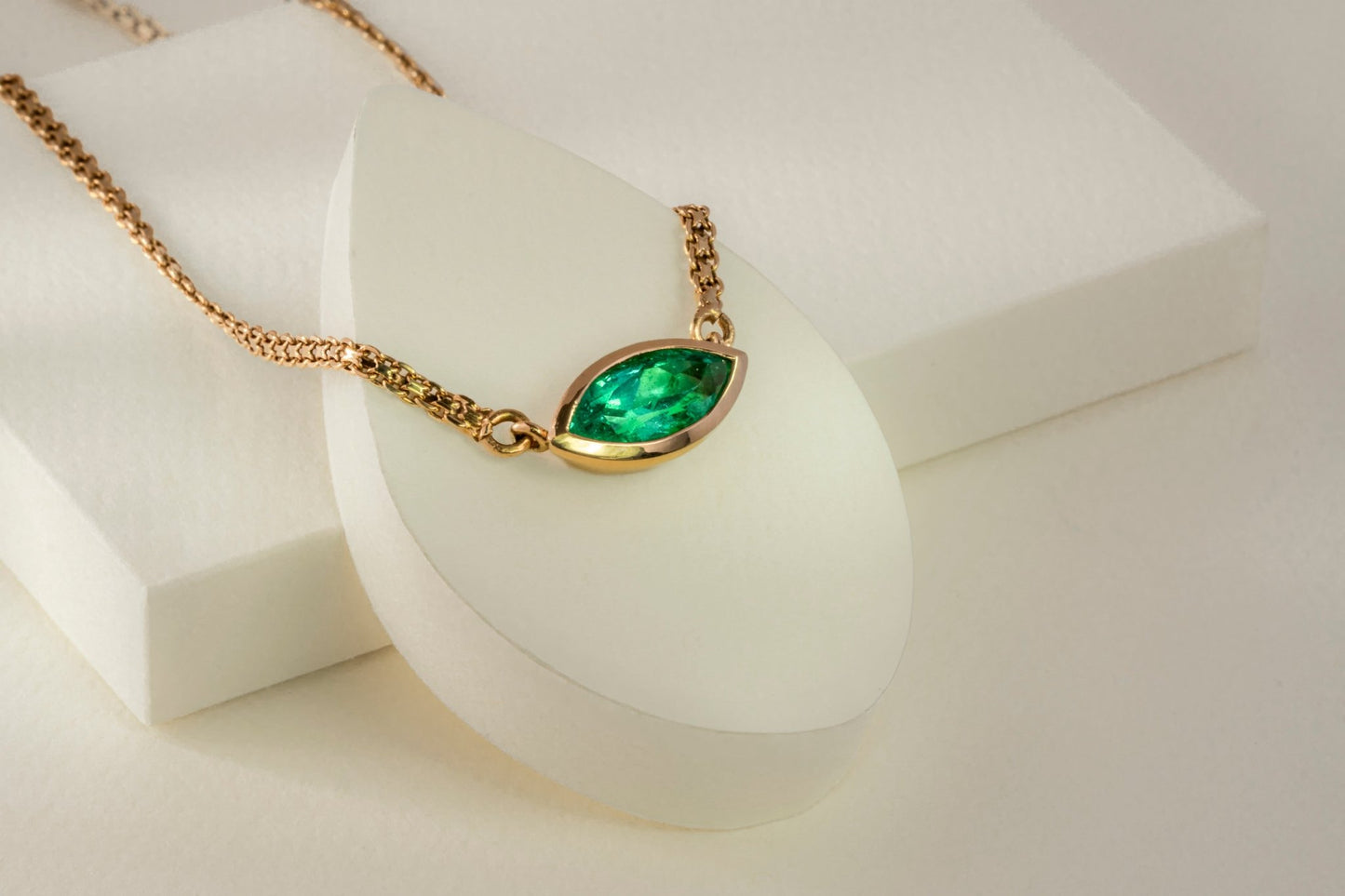 Dije oro amarillo con esmeralda natural - DOA059 - Etherna