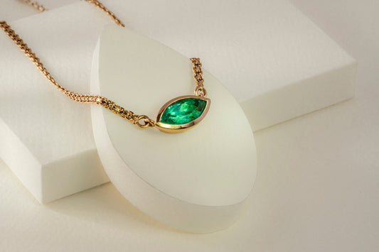 Dije oro amarillo con esmeralda natural - DOA059 - Etherna