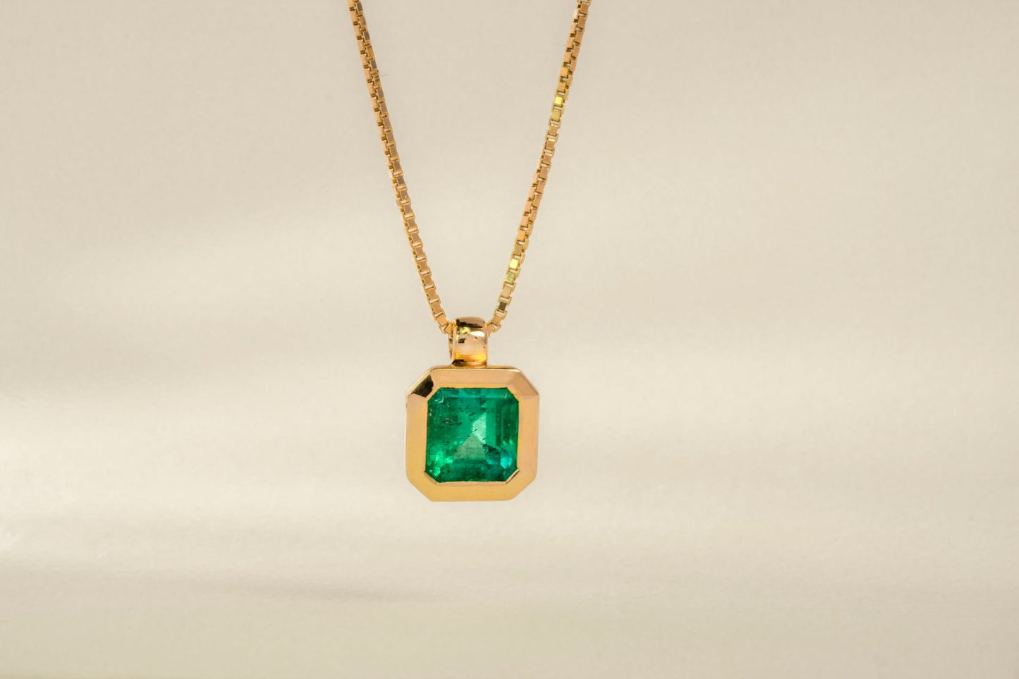 Dije oro amarillo con esmeralda natural - DOA067 - Etherna