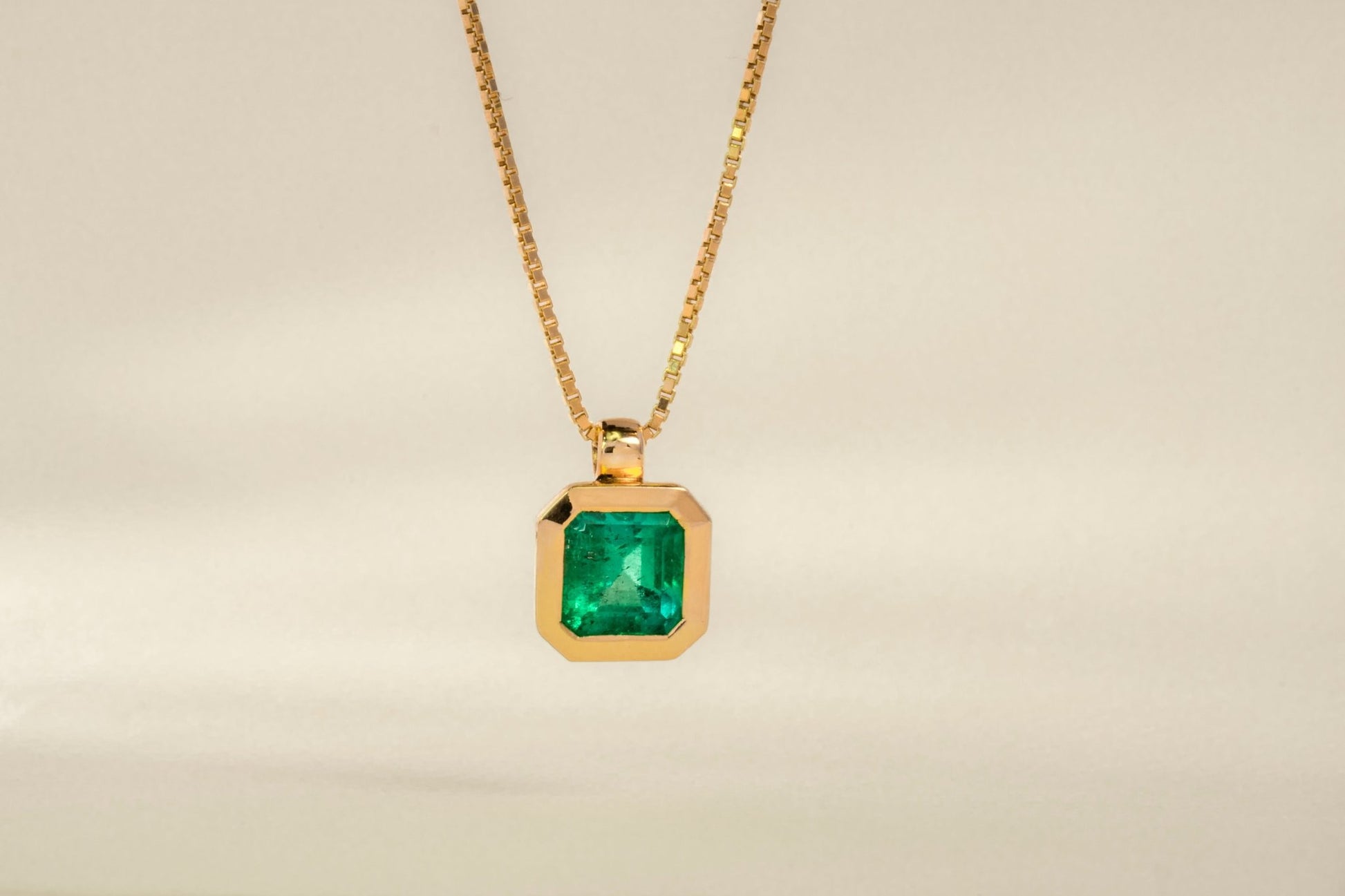 Dije oro amarillo con esmeralda natural - DOA067 - Etherna