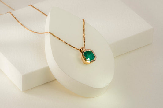 Dije oro amarillo con esmeralda natural - DOA068 - Etherna