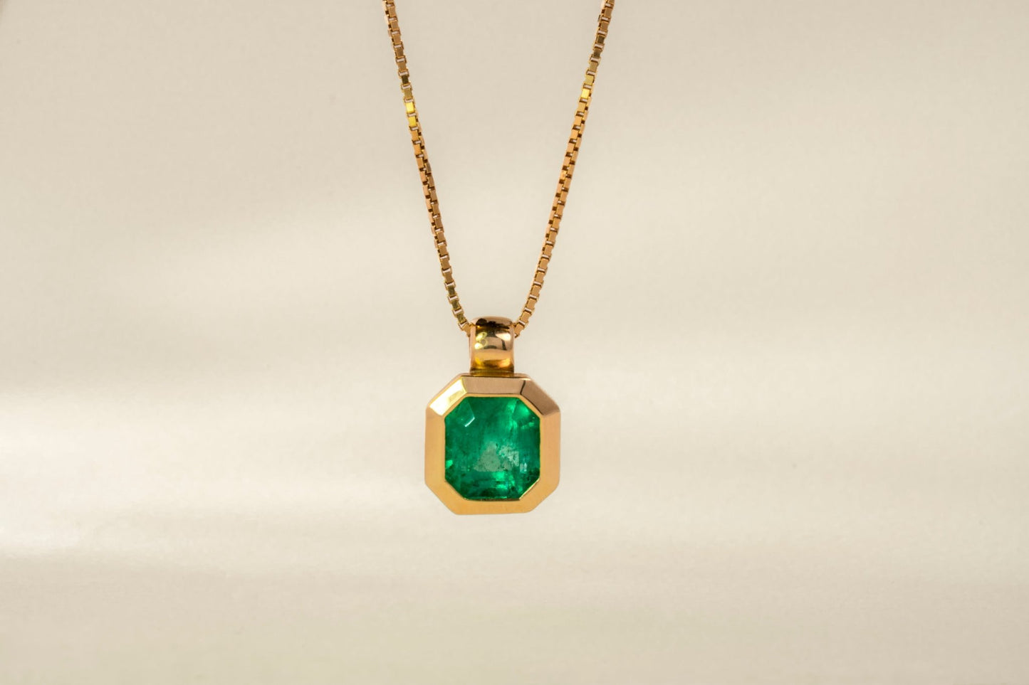 Dije oro amarillo con esmeralda natural - DOA068 - Etherna
