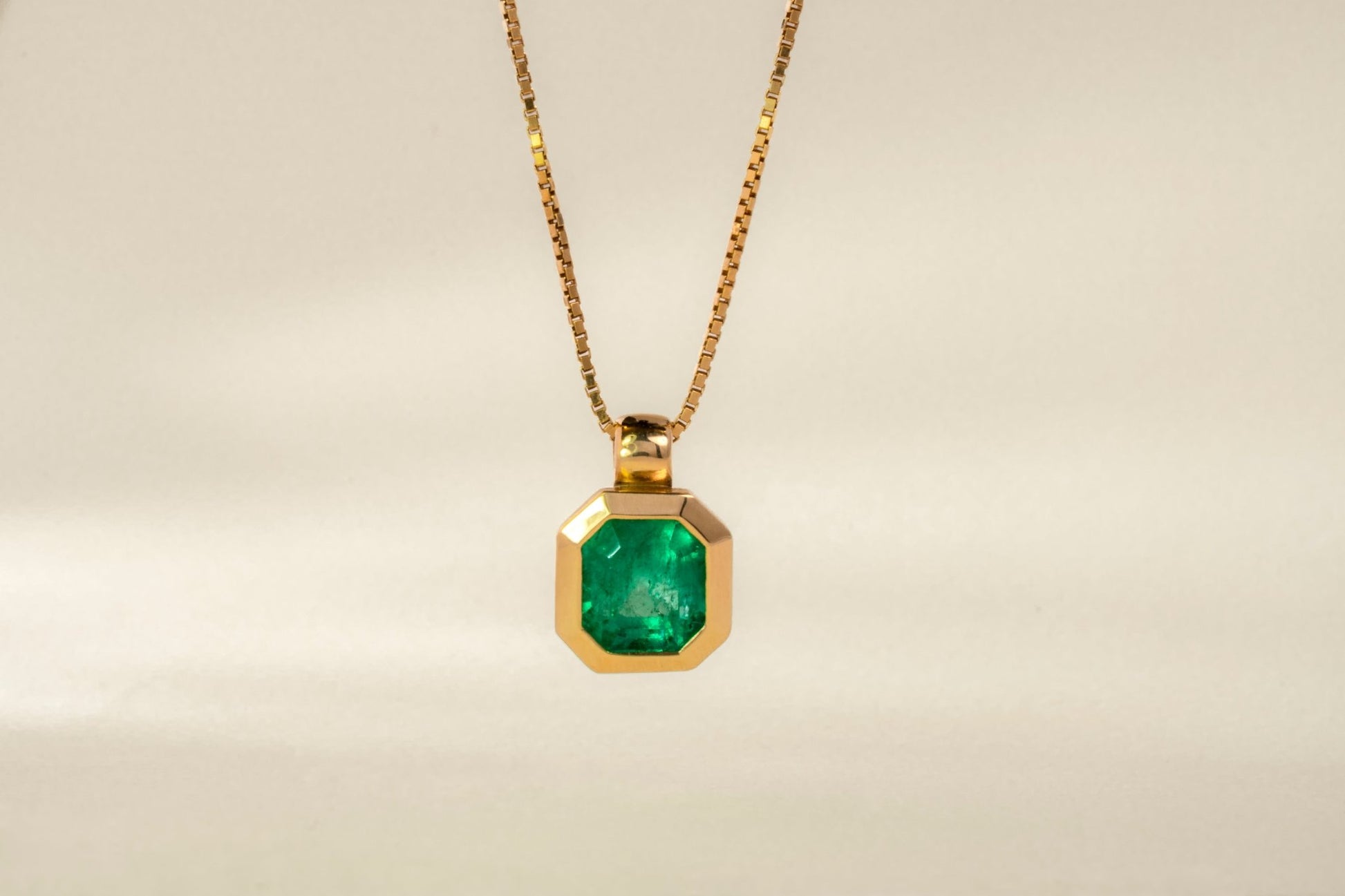 Dije oro amarillo con esmeralda natural - DOA068 - Etherna