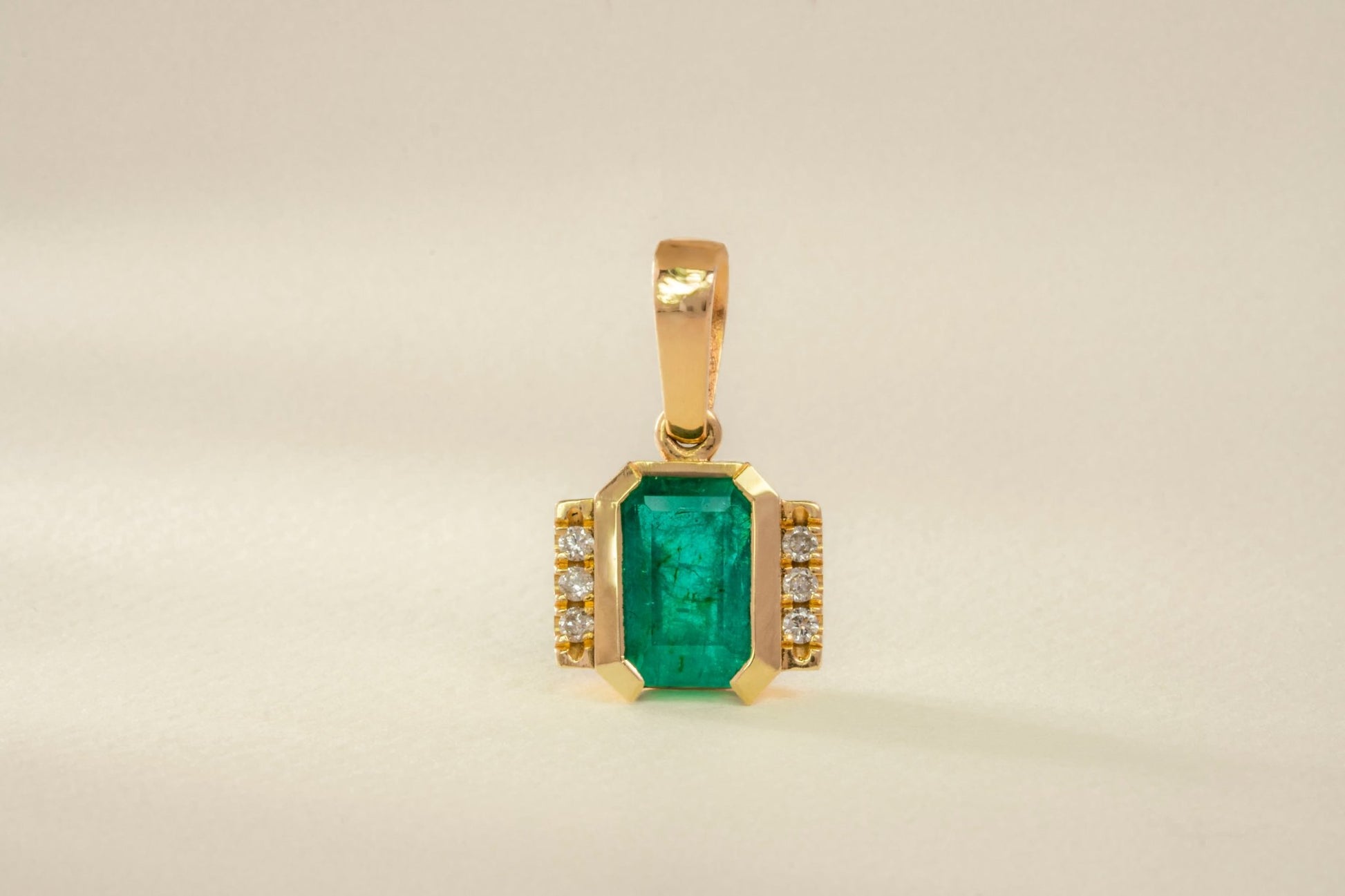 Dije oro amarillo con esmeralda natural - DOA072 - Etherna