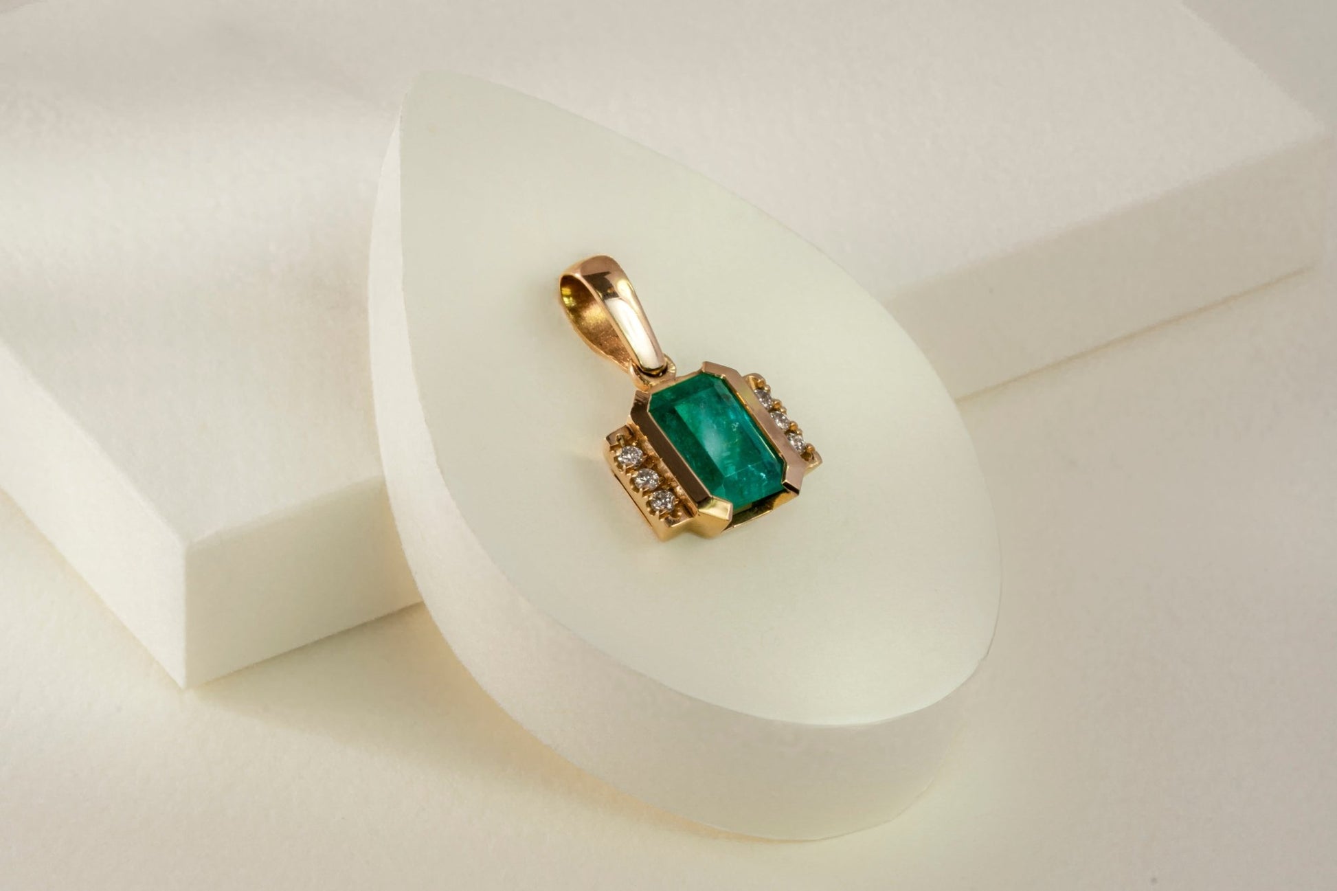 Dije oro amarillo con esmeralda natural - DOA072 - Etherna