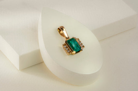 Dije oro amarillo con esmeralda natural - DOA072 - Etherna