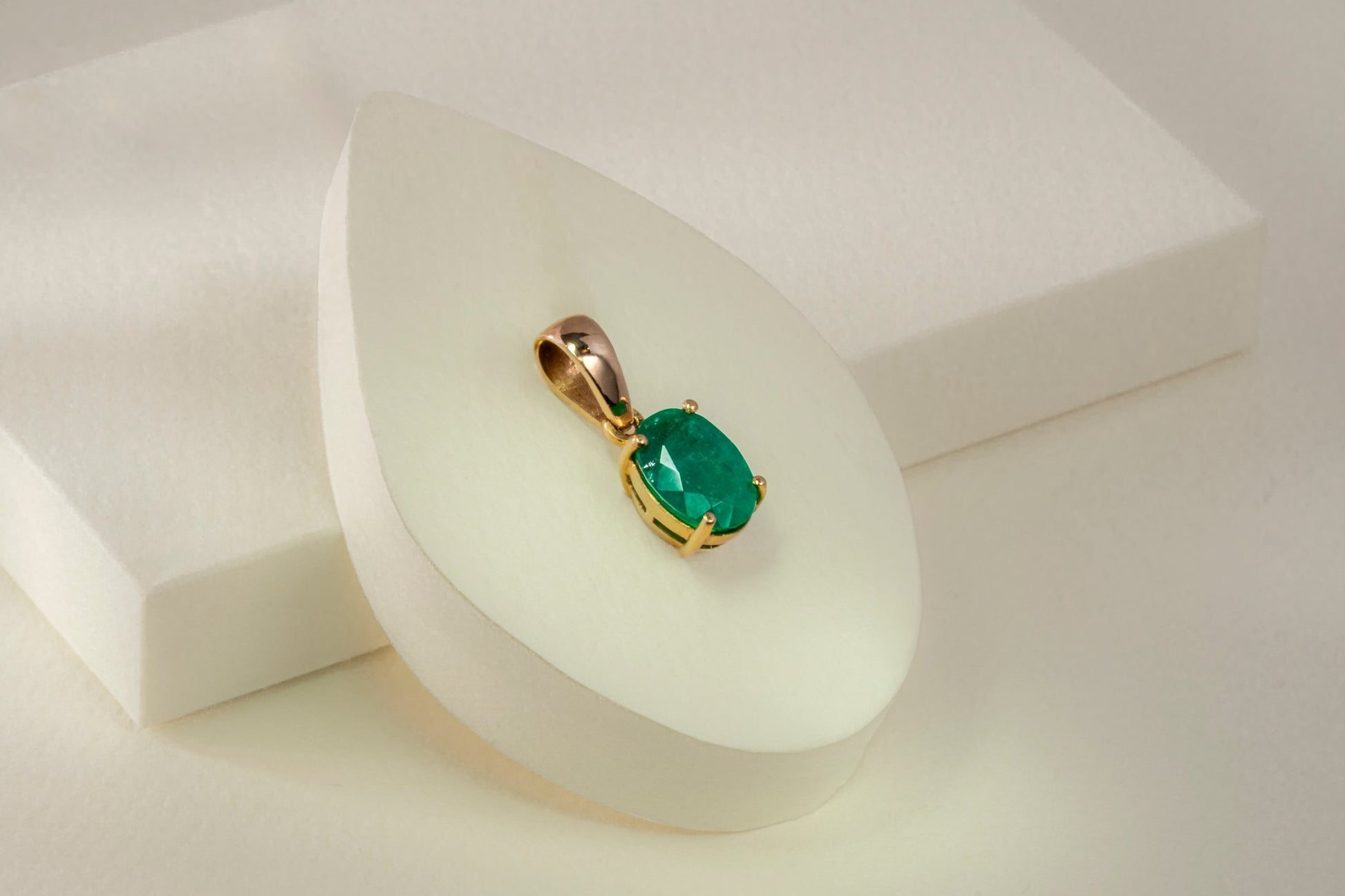 Dije oro amarillo con esmeralda natural - DOA079 - Etherna