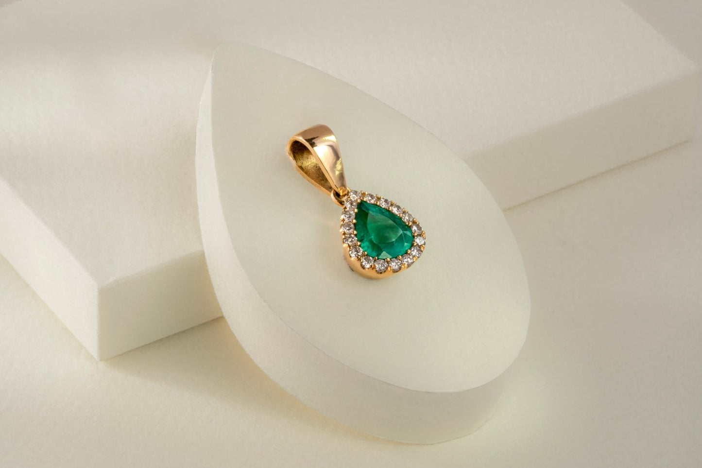 Dije oro amarillo con esmeralda natural - DOA080 - Etherna