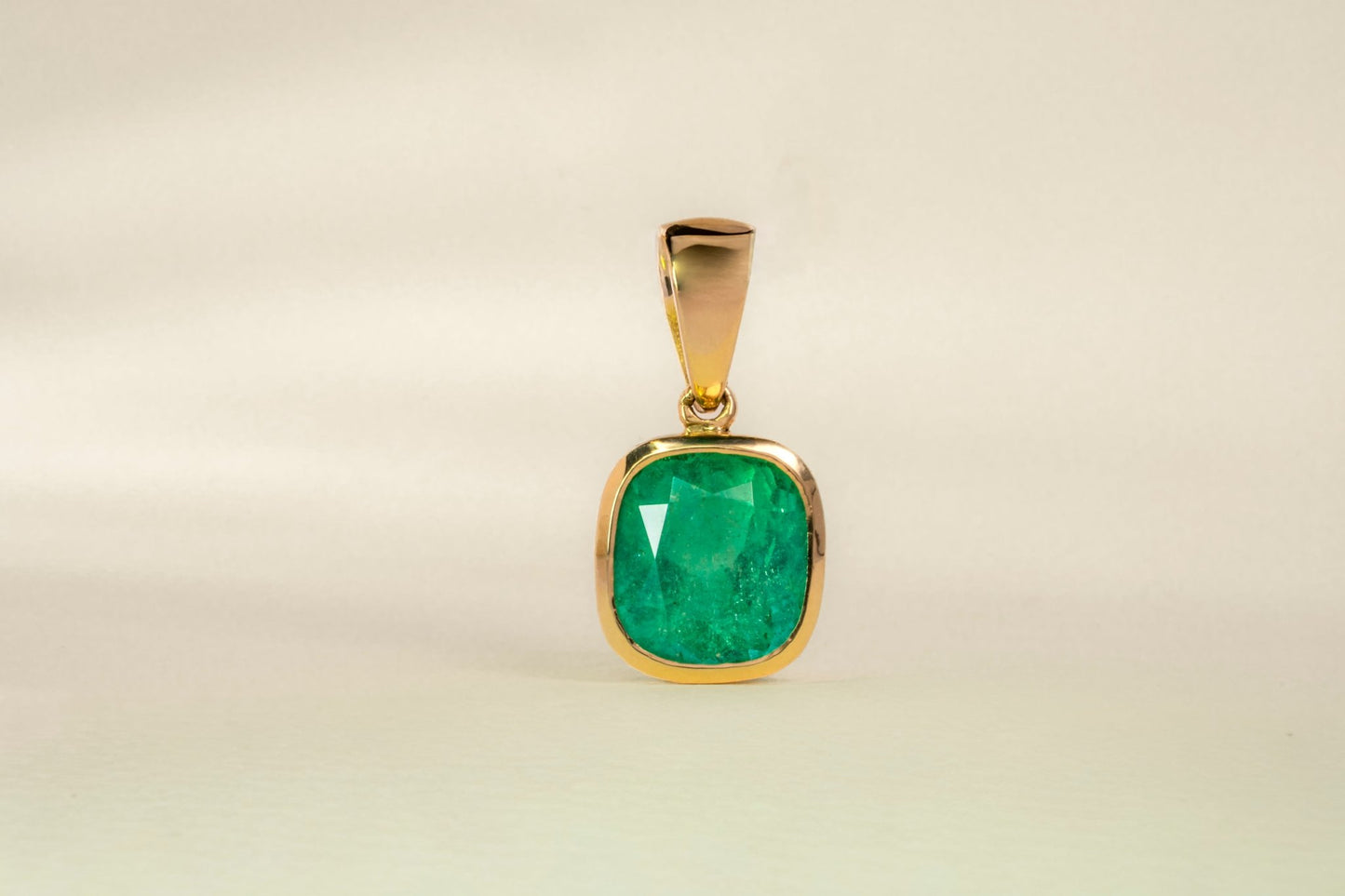 Dije oro amarillo con esmeralda natural - DOA087 - Etherna