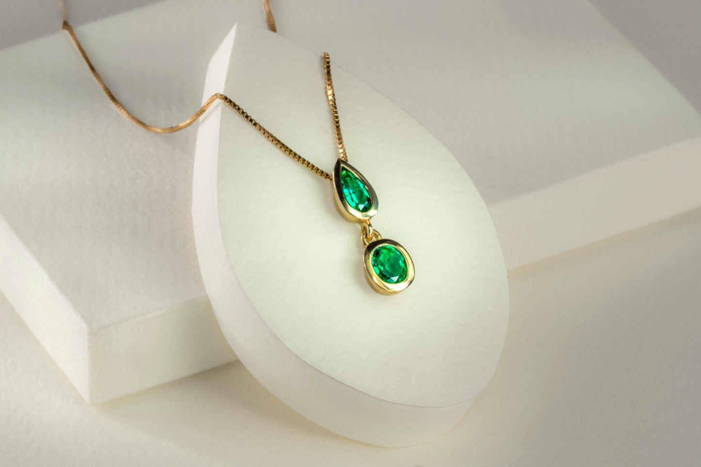 Dije oro amarillo con esmeralda natural - DOA090 - Etherna