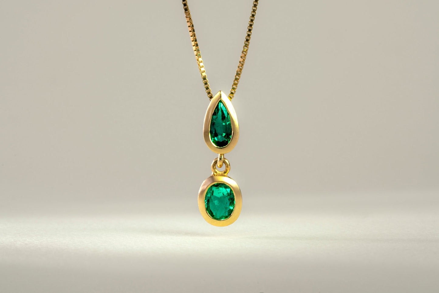 Dije oro amarillo con esmeralda natural - DOA090 - Etherna