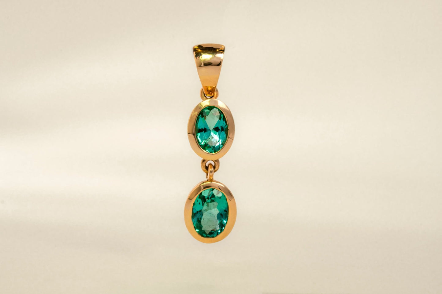 Dije oro amarillo con esmeralda natural - DOA093 - Etherna