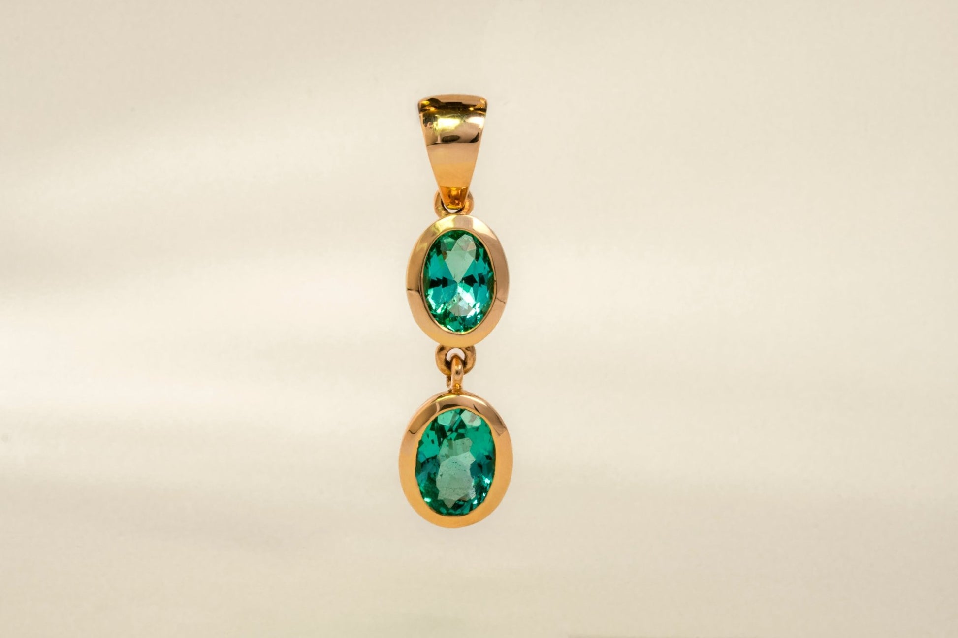 Dije oro amarillo con esmeralda natural - DOA093 - Etherna