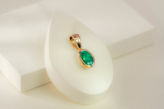 Dije oro amarillo con esmeralda natural - DOA095 - Etherna