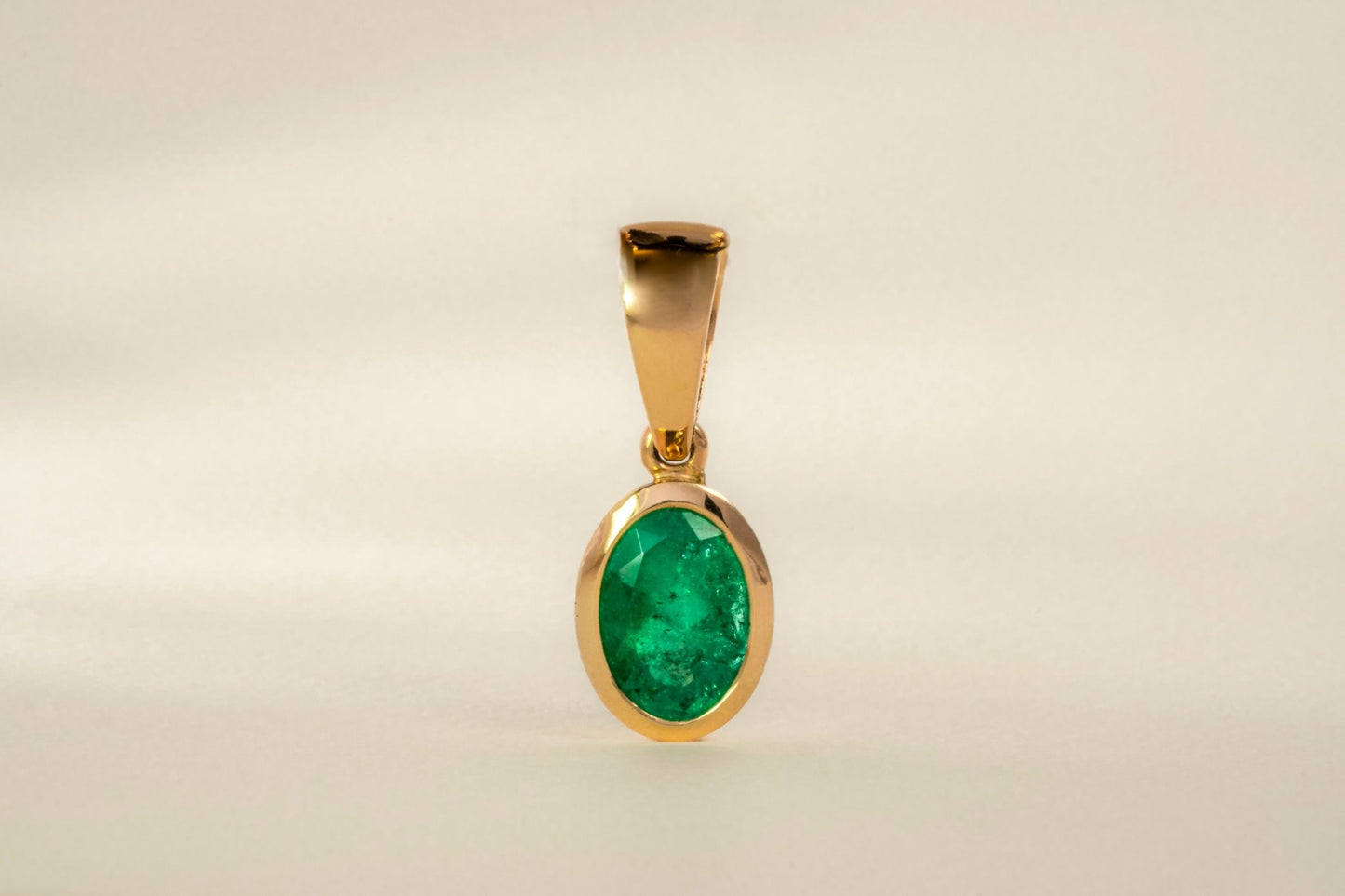 Dije oro amarillo con esmeralda natural - DOA095 - Etherna