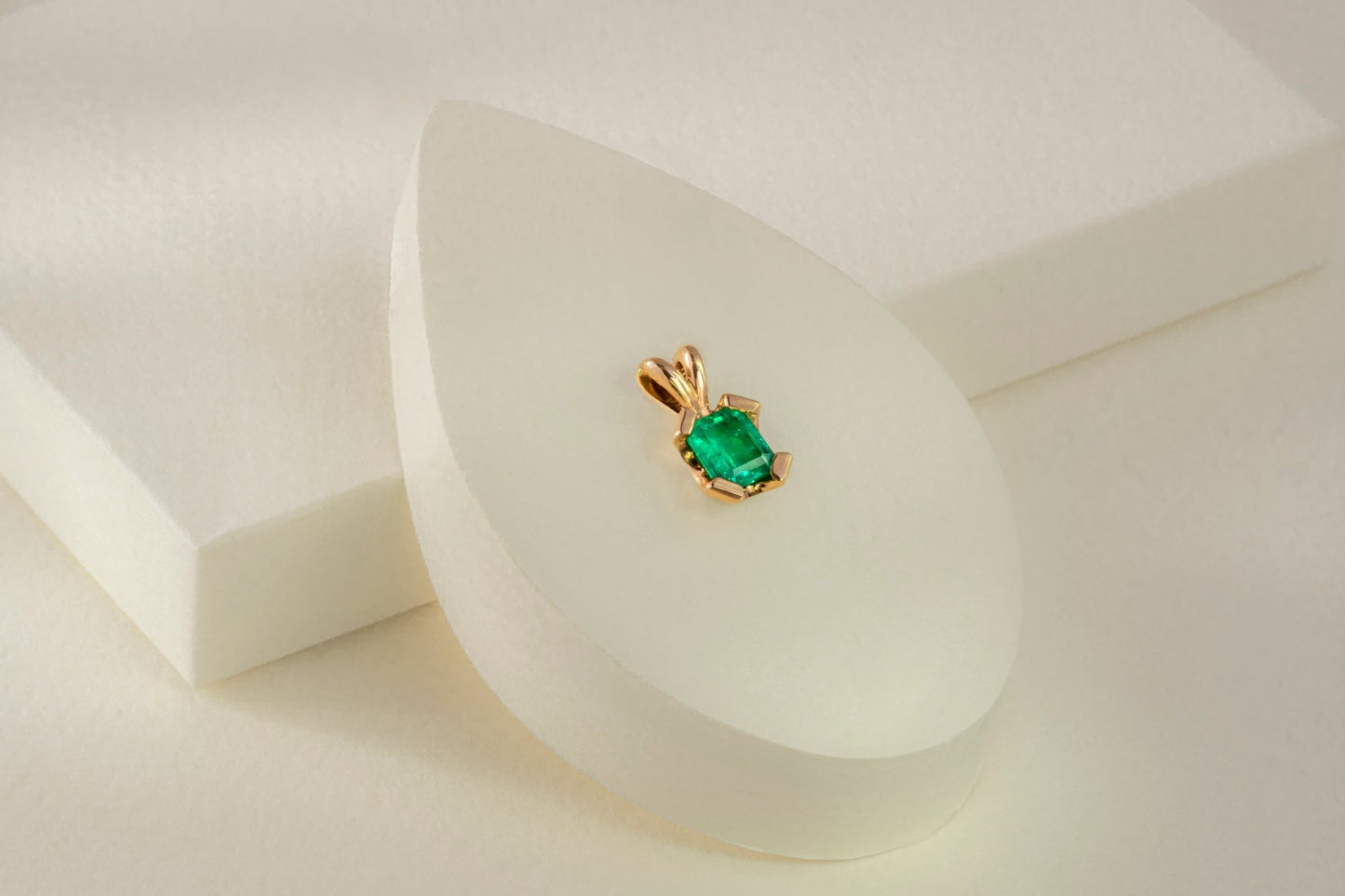 Dije oro amarillo con esmeralda natural - DOA096 - Etherna