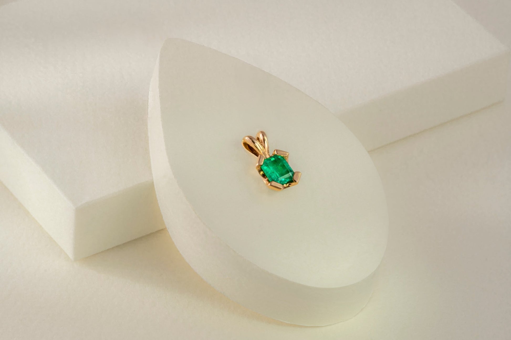 Dije oro amarillo con esmeralda natural - DOA096 - Etherna