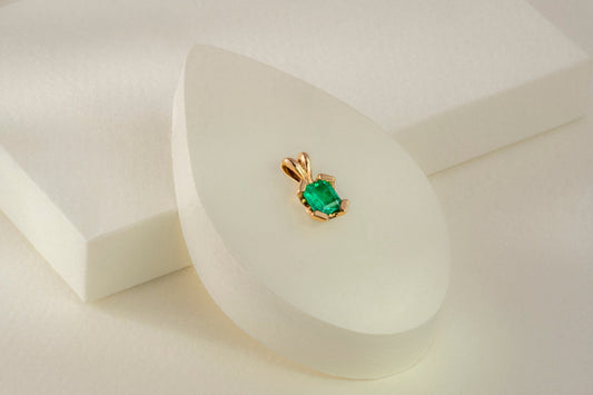 Dije oro amarillo con esmeralda natural - DOA096 - Etherna
