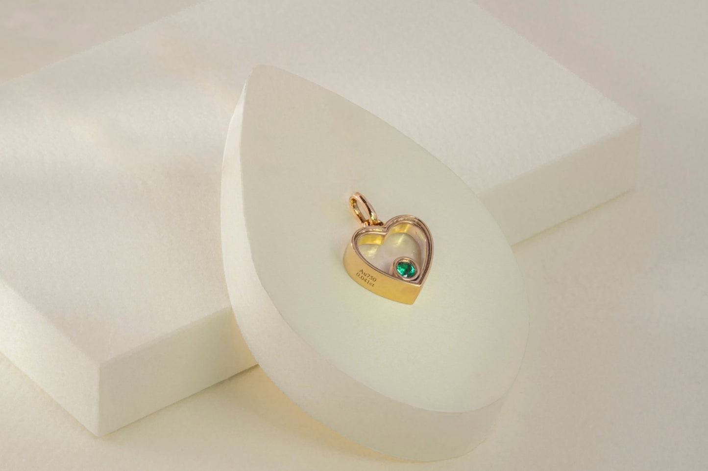 Dije oro amarillo con esmeralda natural - DOA100 - Etherna
