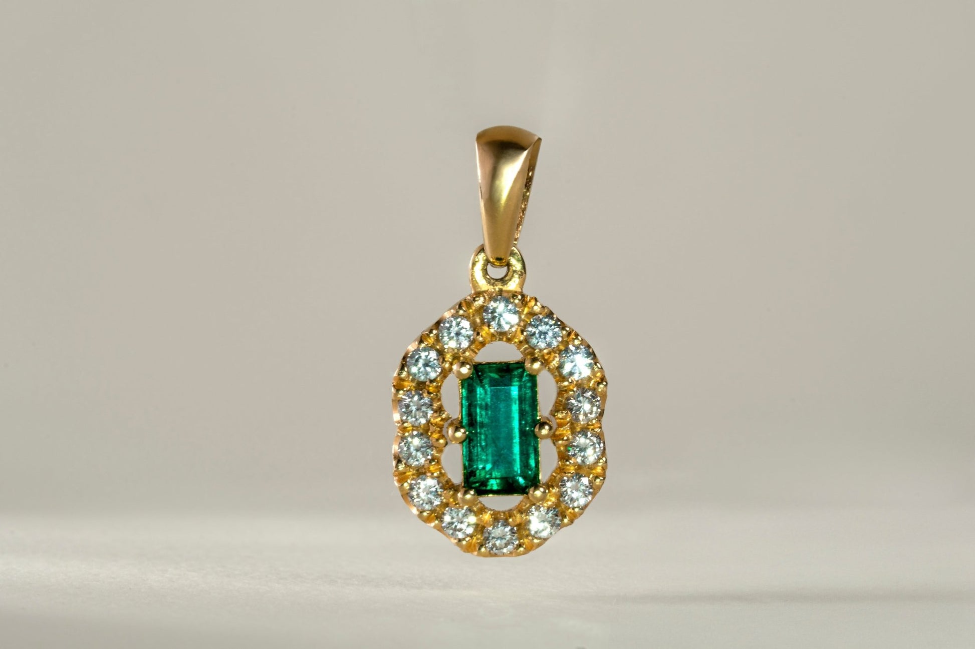 Dije oro amarillo con esmeralda y diamante naturales - DOA004 - Etherna