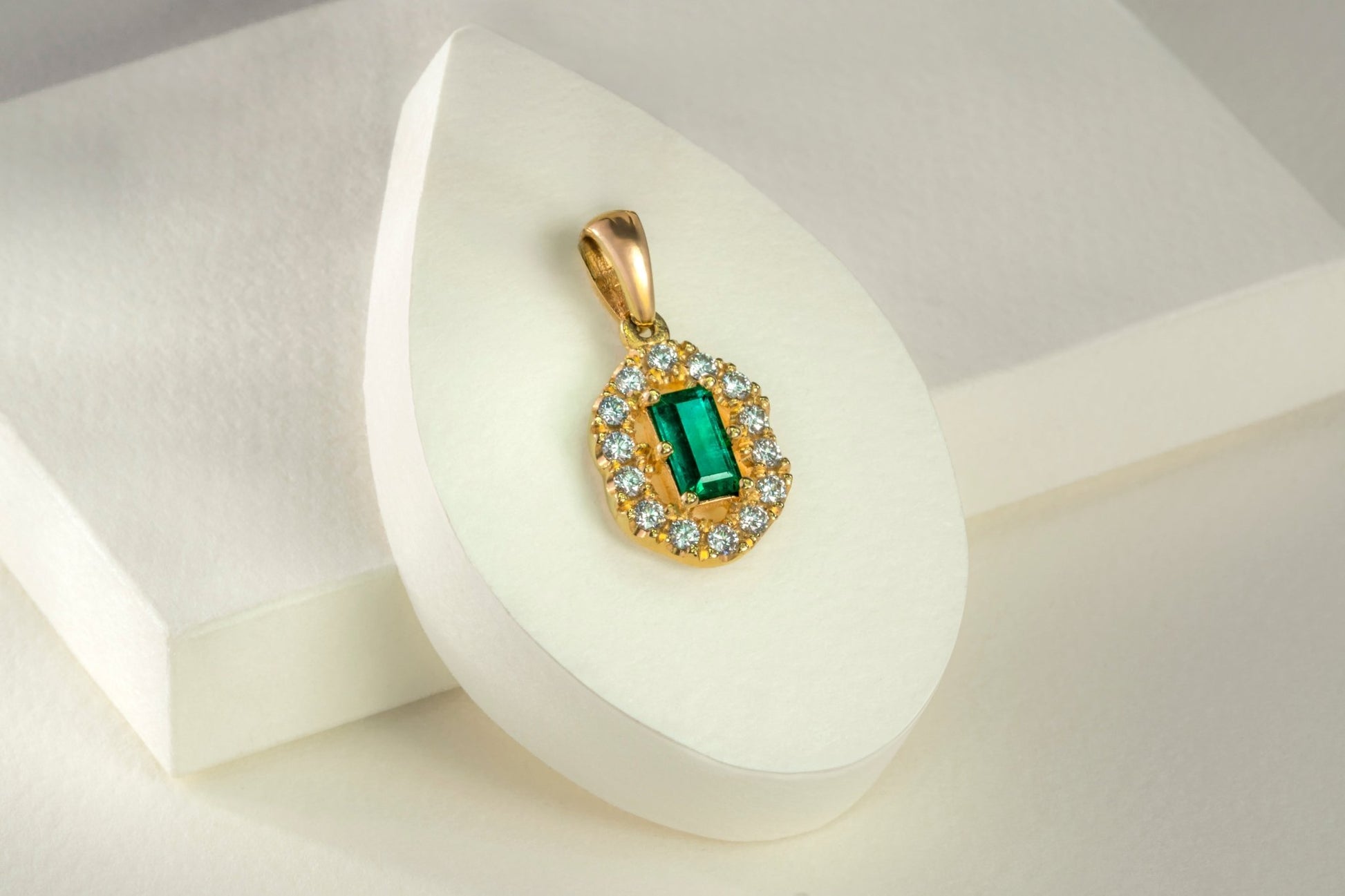 Dije oro amarillo con esmeralda y diamante naturales - DOA004 - Etherna