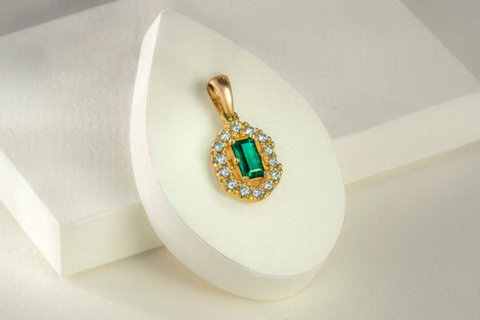 Dije oro amarillo con esmeralda y diamante naturales - DOA004 - Etherna