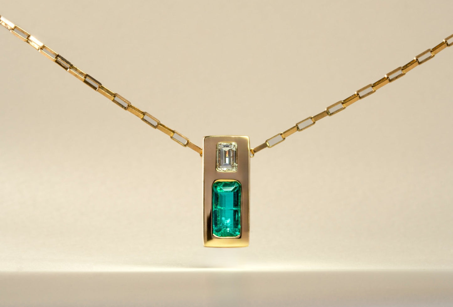 Dije oro amarillo con esmeralda y diamante naturales - DOA088 - Etherna