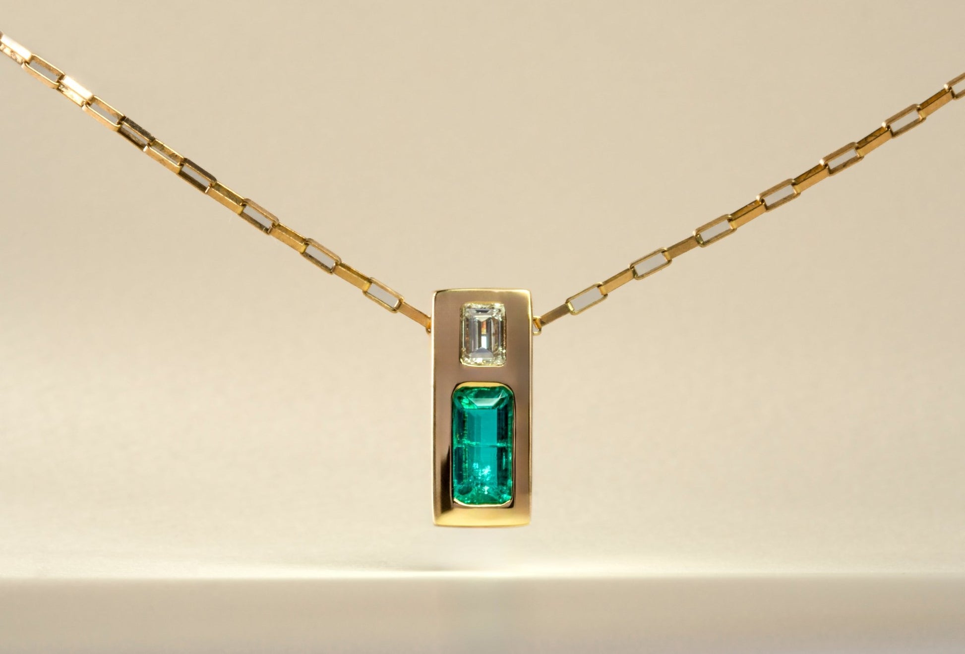 Dije oro amarillo con esmeralda y diamante naturales - DOA088 - Etherna