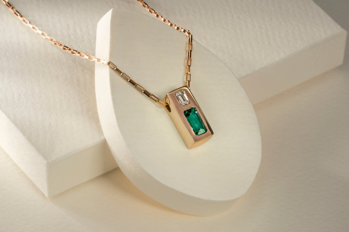 Dije oro amarillo con esmeralda y diamante naturales - DOA088 - Etherna