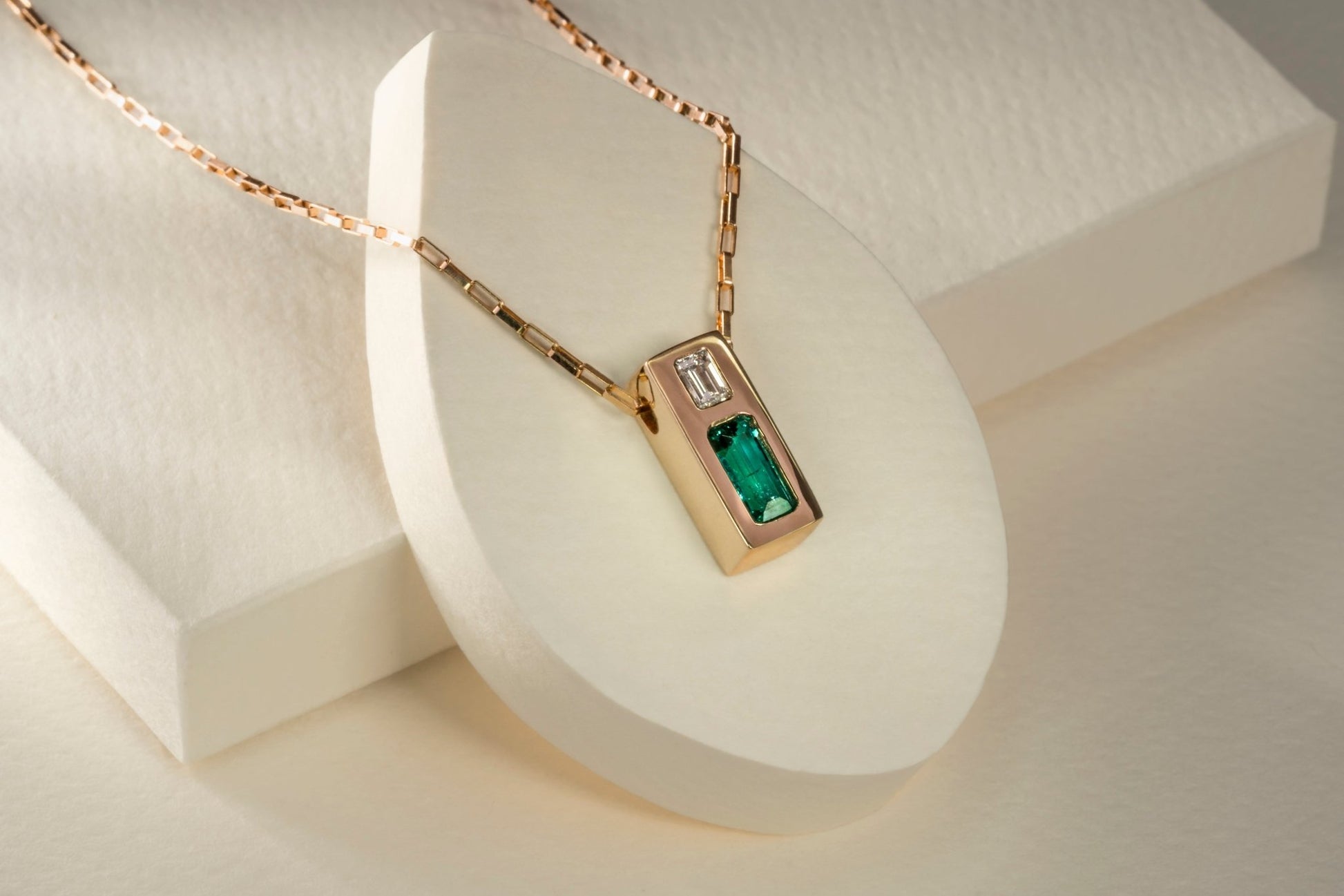 Dije oro amarillo con esmeralda y diamante naturales - DOA088 - Etherna