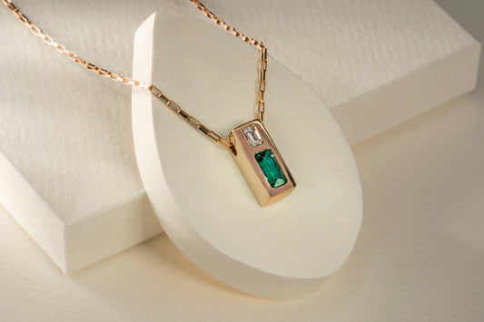 Dije oro amarillo con esmeralda y diamante naturales - DOA088 - Etherna