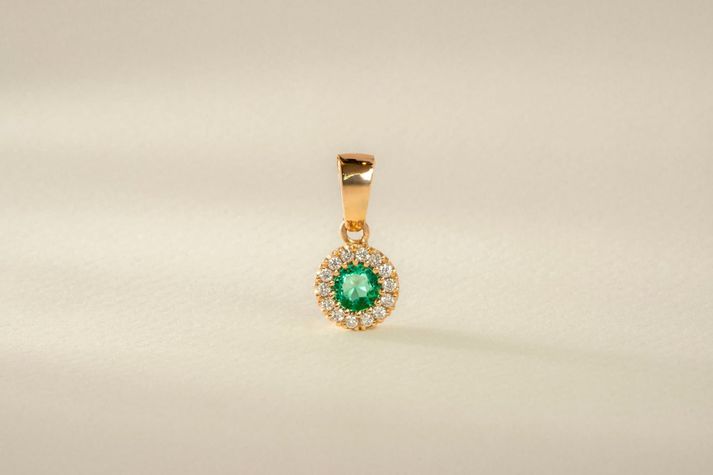 Dije oro amarillo con esmeralda y diamantes naturales - DOA049 - Etherna