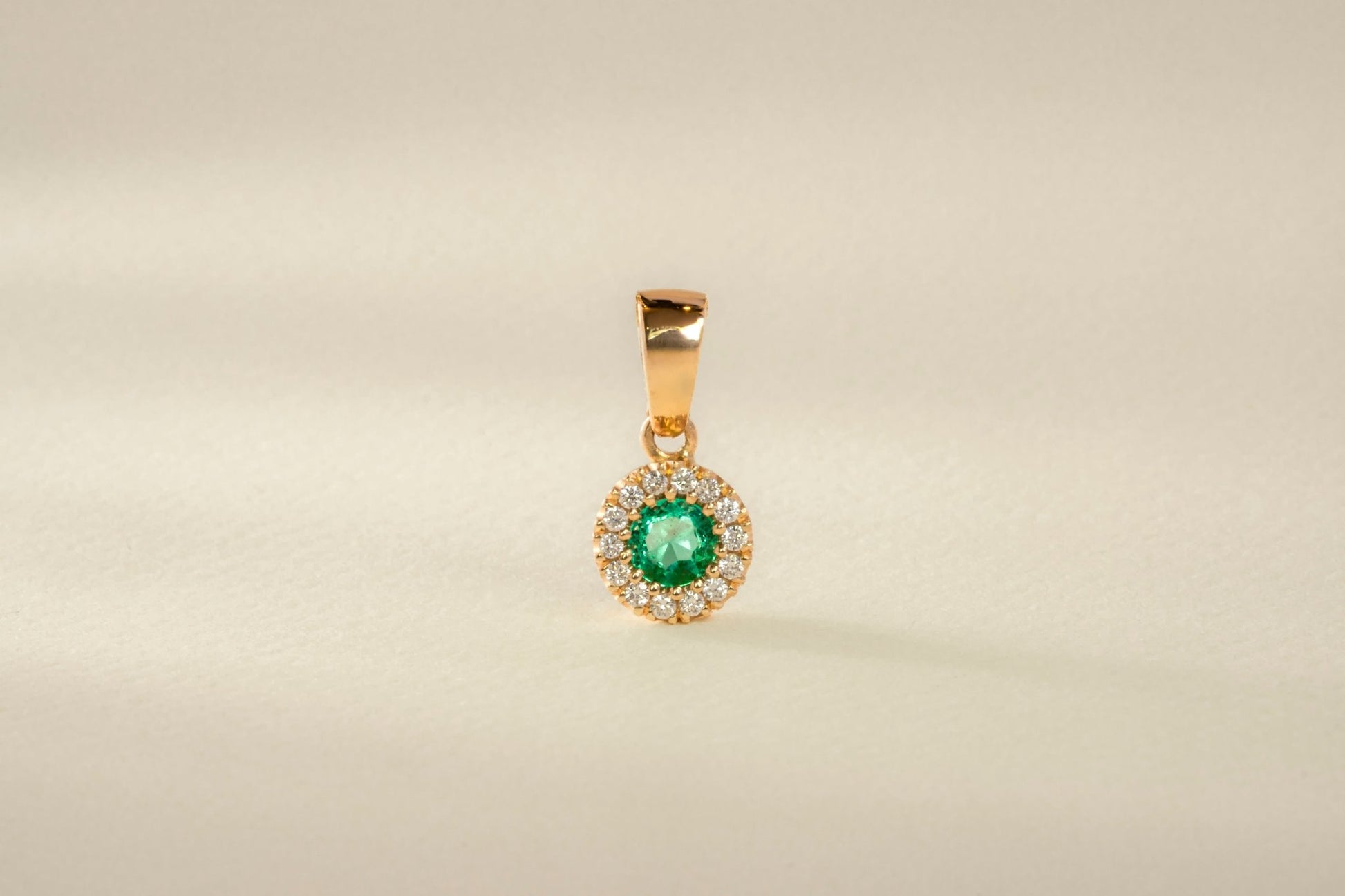 Dije oro amarillo con esmeralda y diamantes naturales - DOA049 - Etherna