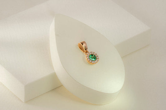 Dije oro amarillo con esmeralda y diamantes naturales - DOA049 - Etherna