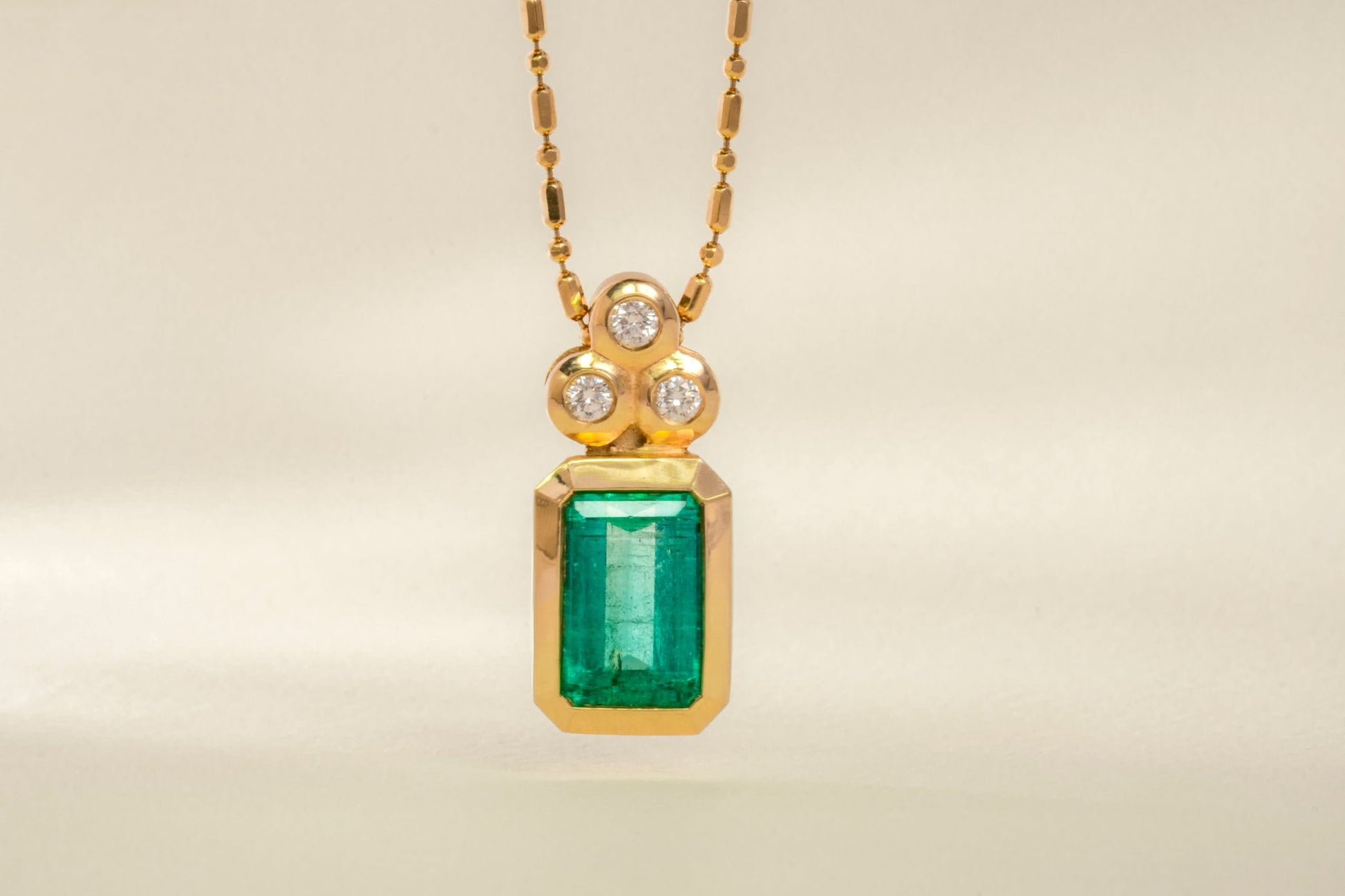 Dije oro amarillo con esmeralda y diamantes naturales - DOA051 - Etherna