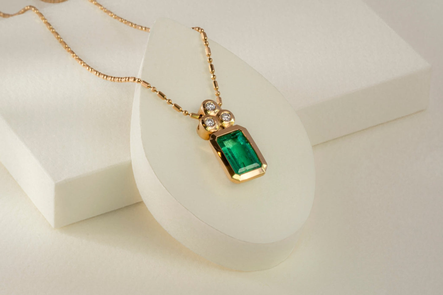 Dije oro amarillo con esmeralda y diamantes naturales - DOA051 - Etherna