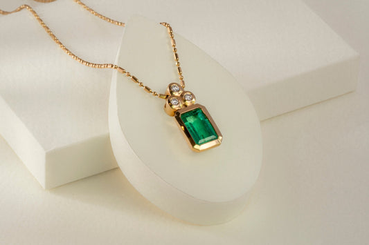 Dije oro amarillo con esmeralda y diamantes naturales - DOA051 - Etherna